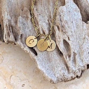 Collana con ciondolo con iniziali multiple da 9 mm - Acciaio inossidabile dorato o argentato - Simbolo inciso a forma di cuore o stella