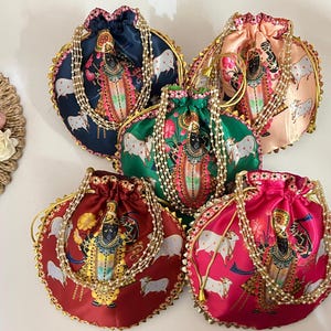 Handgjorda siden Shagun Potli-väskor - Shrinath Ji-tryck, olika färger - Lot om 100