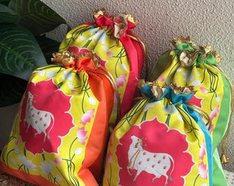 Bolsa Potli de seda impressa Pichwai feita à mão - cores sortidas, presente Shagun