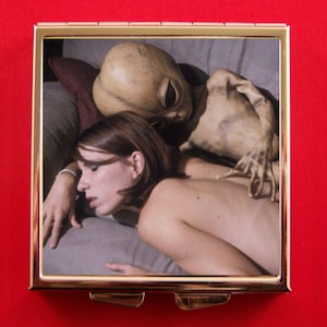 Pastillero Amantes espeluznantes Extraterrestre con mujer Vintage Bizarro Escalofriante Inquietante Retro Horror Calavera Kitsch Amor