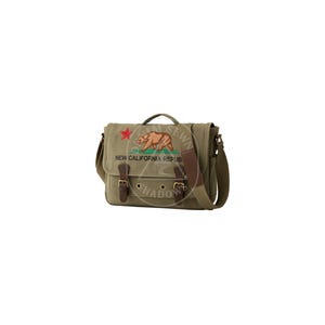 Può includere: Borsa a tracolla verde oliva con un emblema di orso marrone e stella rossa. La borsa è dotata di maniglia superiore, tracolla regolabile e due chiusure frontali con fibbia. Il testo "NEW CALIFORNIA REPUBL" è stampato sopra l'orso.