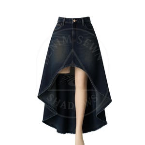 Op de afbeelding: Donkerblauwe denim rok met een high-low zoomlijn. De rok heeft een klassiek ontwerp met vijf zakken, een knoop- en ritssluiting en een gerafelde zoom. Het unieke ontwerp van de rok creëert een dramatisch silhouet.