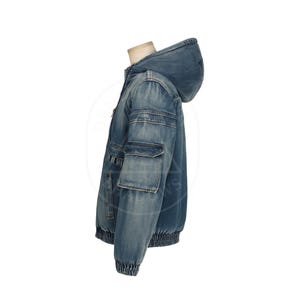 K&ouml;nnte beinhalten: Blaue Jeansjacke mit Kapuze, Seitentaschen und geripptem Saum. Die Jacke hat eine verwaschene Optik und eine lockere Passform. Die Jacke wird auf einer Schaufensterpuppe pr&auml;sentiert.