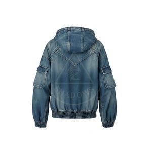 K&ouml;nnte beinhalten: Eine blaue Jeansjacke mit Kapuze, zwei Vordertaschen und zwei &Auml;rmeltaschen. Die Jacke hat einen gerippten Saum und B&uuml;ndchen. Die R&uuml;ckseite der Jacke ist sichtbar.