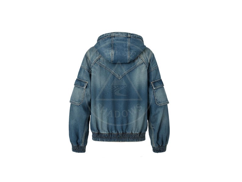 K&ouml;nnte beinhalten: Eine blaue Jeansjacke mit Kapuze, zwei Vordertaschen und zwei &Auml;rmeltaschen. Die Jacke hat einen gerippten Saum und B&uuml;ndchen. Die R&uuml;ckseite der Jacke ist sichtbar.