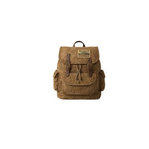 Peut inclure: Un sac à dos en toile marron avec des détails en cuir. Il possède une fermeture à rabat avec boucles, des poches latérales et un cordon de serrage. Le texte "MOJAVE EXPRESS" est sur un écusson.