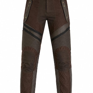 Könnte beinhalten: Dunkelbraune Hose mit Knopfverschluss, verstärkten Kniepartien und gerippten Details an den Oberschenkeln. Die Hose verfügt über dunkelbraune lederartige Akzente an den Taschen und Unterschenkeln sowie schwarze Streifen an den Oberschenkeln.