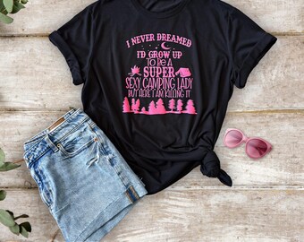 Frauen Camping Shirt, Damen benutzerdefinierte T-Shirt, Overlanding Zubehör, Sexy Lady Tshirt, lustiges Outdoor Top, Overland Wear, rosa und schwarz