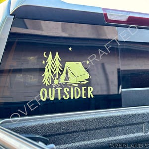 Autosticker, sticker buitenstaander, overland sticker, camping sticker, buiten thema sticker, tent sticker, pijnbomen, autoraamsticker, bumpersticker