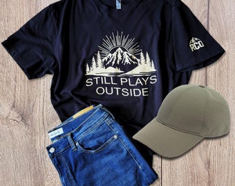 Overlanding-Shirt, Off-Road-Shirt, Camping-Shirt, Custom-Shirt, Overlanding-Accessoire, Herrenhemd, Custom-T-Shirt, Still Plays außerhalb