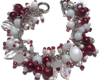 Christmas cha cha bracelet in white and red berries, winter bracelet, christmas charm bracelet, beaded charm, holly berries bracelet, frosty