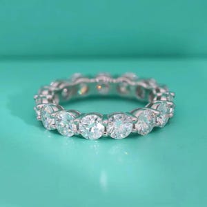 Anello Eterno con moissanite
