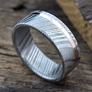 Stainless Damascus Steel and 14K Rose Gold Inlay Men&#39;s Ring | Flat Profile | Wood Grain Pattern Damascus Steel and Gold Mens Wedding Band