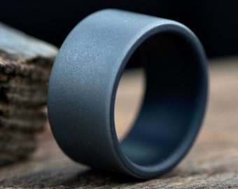 Alianza de titanio lavado a la piedra para hombre con interior negro mate. Incluye grabado personalizado. Hipoalergénica.