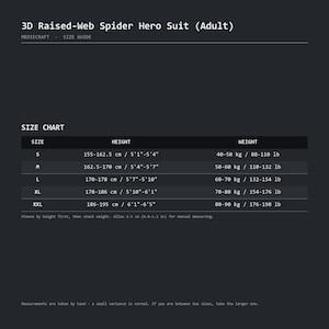 K&ouml;nnte beinhalten: Eine dunkelgraue Gr&ouml;&szlig;entabelle f&uuml;r einen 3D Raised-Web Spider Hero Anzug. Die Tabelle listet die Gr&ouml;&szlig;en S bis XXL mit entsprechenden H&ouml;henbereichen von 155-195 cm und Gewichtsbereichen von 40-90 kg auf. Der Text enth&auml;lt Anweisungen zur manuellen Messung.