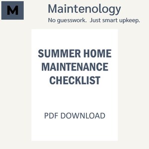 Könnte beinhalten: Ein digitaler Download mit dem Titel "Sommer-Hauswartungs-Checkliste" in einem weißen Rechteck. Der Text ist dunkelblau und enthält die Wörter "Sommer-Hauswartungs-Checkliste" und "PDF-Download". Das Logo "M" befindet sich in einem dunkelblauen Quadrat.