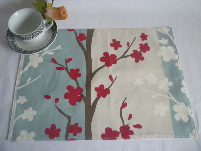 4 Place mats Blue Pinky Red Taupe Funky Floral 100/% Cotton Fabric Dinner mats Pre shrunk Cream backs Machine washable