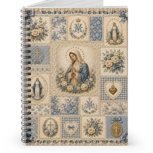 Op de afbeelding: Een spiraalgebonden notitieboek met een omslag in patchworkstijl in blauw-, crème- en wittinten. De omslag toont diverse religieuze motieven, waaronder afbeeldingen van de Maagd Maria, bloemstukken, kruisen en harten.