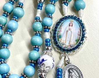 Handgefertigter Rosenkranz, katholisches Geschenk, blaue Holzperlen, Madonna-Mittelstück, 8-mm-Perlen, Geschenk für katholische Mütter, katholisches Geschenk, Firmung