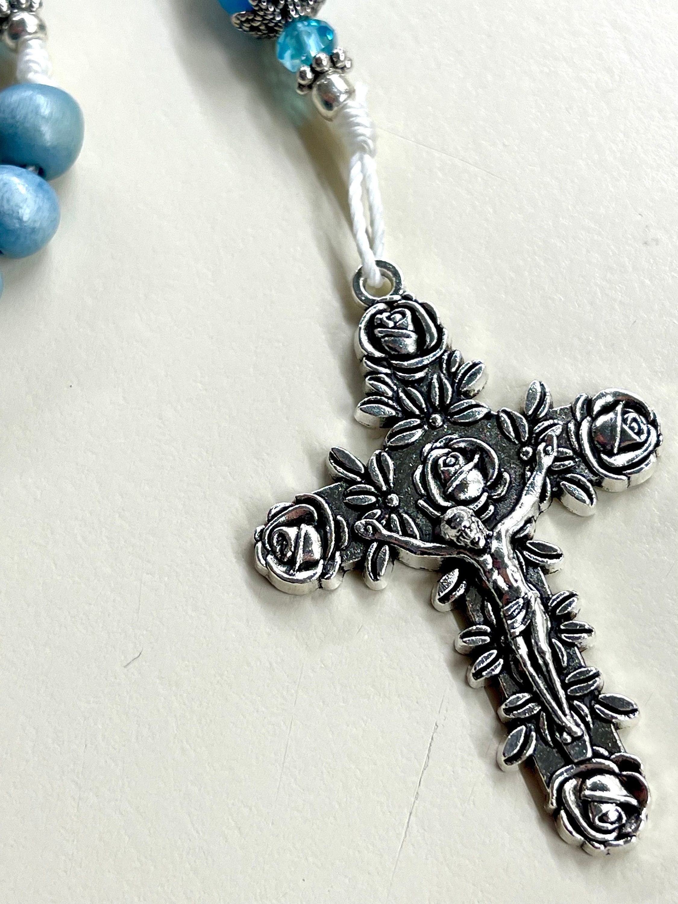 Download Blauwe Rozenkrans Kralenketting Om een Kruis Gewikkeld PNGs