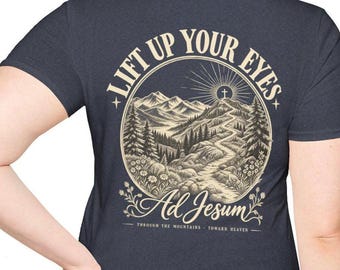 T-Shirt mit Bergmotiv „Lift Up Your Eyes“ | Al-Jesusm-Schriftzug, Naturlandschaft | Katholisches Shirt
