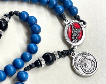 Rosario hecho a mano, medalla de policía, azul marino y negro, cuentas de madera y vidrio, rosario católico con San Miguel como pieza central, crucifijo de plata.