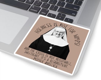 Puede incluir: Una pegatina cuadrada con una imagen en blanco y negro de la Madre Angélica, una monja, con el texto "HOLINESS IS NOT FOR WIMPS!" y una cita sobre la cruz. La pegatina está sobre un portátil.