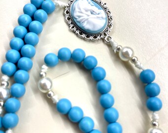 Ręcznie robiony różaniec z niebieskich drewnianych i perłowych koralików, Mary Cameo, centralny element, prezent na bierzmowanie, prezent na ślub katolicki RCIA dla mamy katolickiej