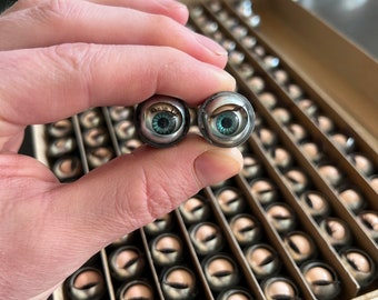 1 pair of vintage doll eyes, open/ close.