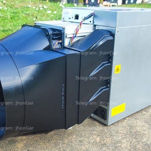 Peut inclure: Un appareil industriel avec un corps rectangulaire gris et des fixations noires en forme d'entonnoir. L'appareil comporte des étiquettes d'avertissement jaunes et le texte "Telegram: JhonGar" est visible sur les composants noirs.