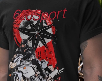 Könnte beinhalten: Ein schwarzes Kurzarm-T-Shirt mit einem Grafikdruck einer Person auf einem weißen Sportmotorrad. Das Design enthält ein großes rotes Kreiselement, eine schwarze Sternform und den roten Schriftzug 620Sport im oberen Brustbereich.