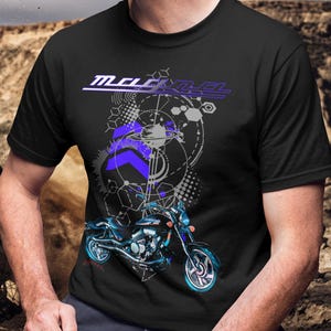 Peut inclure: T-shirt noir avec un motif de moto aux accents bleus et argentés. Le design comprend le mot "MCL" en blanc et bleu, ainsi que des formes géométriques et une image de moto stylisée.