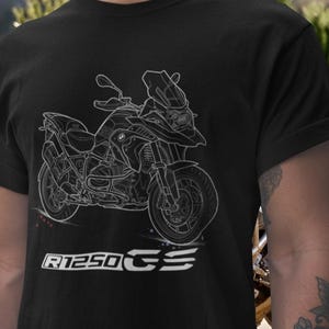 Może przedstawiać: Zestaw trzech ceramicznych kubków z nakrapianym, matowym wykończeniem. Kubki są w odcieniach kremu, jasnoszarym i ciemnoszarym. Każdy kubek ma prosty, minimalistyczny design.