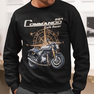 Puede incluir: Sudadera negra con un gráfico de motocicleta y el texto "Commando 961 Café Racer". El diseño incluye una rosa de los vientos y una ilustración de motocicleta vintage. La sudadera es de cuello redondo.