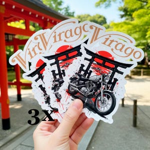 Könnte beinhalten: Mehrere Aufkleber mit einem Motorrad-Design, einem japanischen Torii-Tor und einer aufgehenden Sonne. Die Aufkleber tragen das Wort "Virago" in einer stilisierten Schriftart. Die Zahl "3X" ist sichtbar.