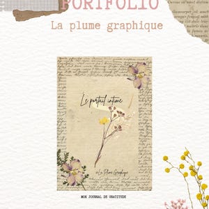 Puede incluir: Una portada de portafolio con el texto "PORTFOLIO" y "La plume graphique" en rosa y marrón. La portada presenta un collage de papel vintage, flores secas y texto manuscrito. También es visible el texto "Le portail intime".