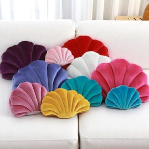Almohada de peluche con forma de concha de colores: suave y decorativa para sofá, cama o habitación infantil. Bonita idea de regalo y decoración para el hogar inspirada en el océano.