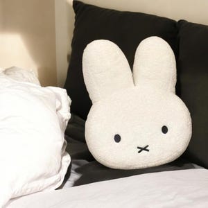 Almohada de peluche Kawaii Miffy de 30 x 40 cm, adorable conejito para cama, sofá o coche. Suave almohada de anime para la siesta, regalo para niños, mamá y Día de la Madre 2025.