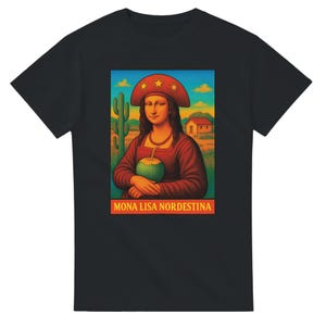 May include: Black t-shirt with a vibrant graphic of the Mona Lisa, reimagined with a regional theme. The image shows the Mona Lisa holding a coconut, wearing a hat, and the text "MONA LISA NORDESTINA" at the bottom.