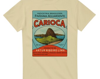 ヴィンテージ カリオカ カシャッサ ラベル Tシャツ – レトロなブラジルの酒のデザイン、シュガーローフマウンテン リオ アート、ブラジル ギフト