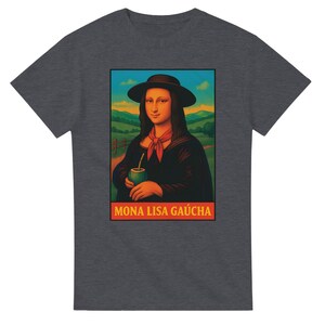May include: Dark grey t-shirt with a framed image of the Mona Lisa, wearing a hat and holding a gourd with a straw. The image is set against a landscape with the text "MONA LISA GAUCHA" in a red box.
