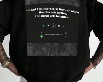 Aangepast T-shirt met voor- en achterkant met afbeelding van een liedje, ontwerp voor een muziekspeler, gepersonaliseerd met je favoriete afbeelding van een liedje, titel, artiest en songtekst.