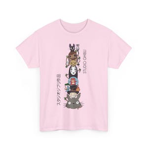Puede incluir: Camiseta rosa claro con un dise&ntilde;o vertical de personajes de Studio Ghibli, incluyendo a Totoro y Sin Cara. Texto japon&eacute;s impreso en el lateral. La camiseta est&aacute; hecha de una tela suave.