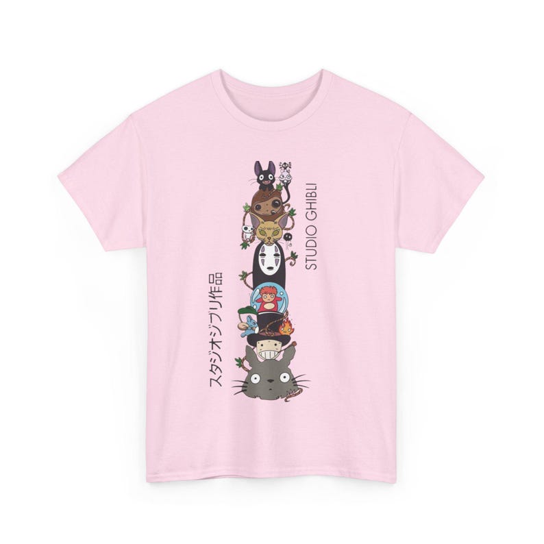 Puede incluir: Camiseta rosa claro con un dise&ntilde;o vertical de personajes de Studio Ghibli, incluyendo a Totoro y Sin Cara. Texto japon&eacute;s impreso en el lateral. La camiseta est&aacute; hecha de una tela suave.