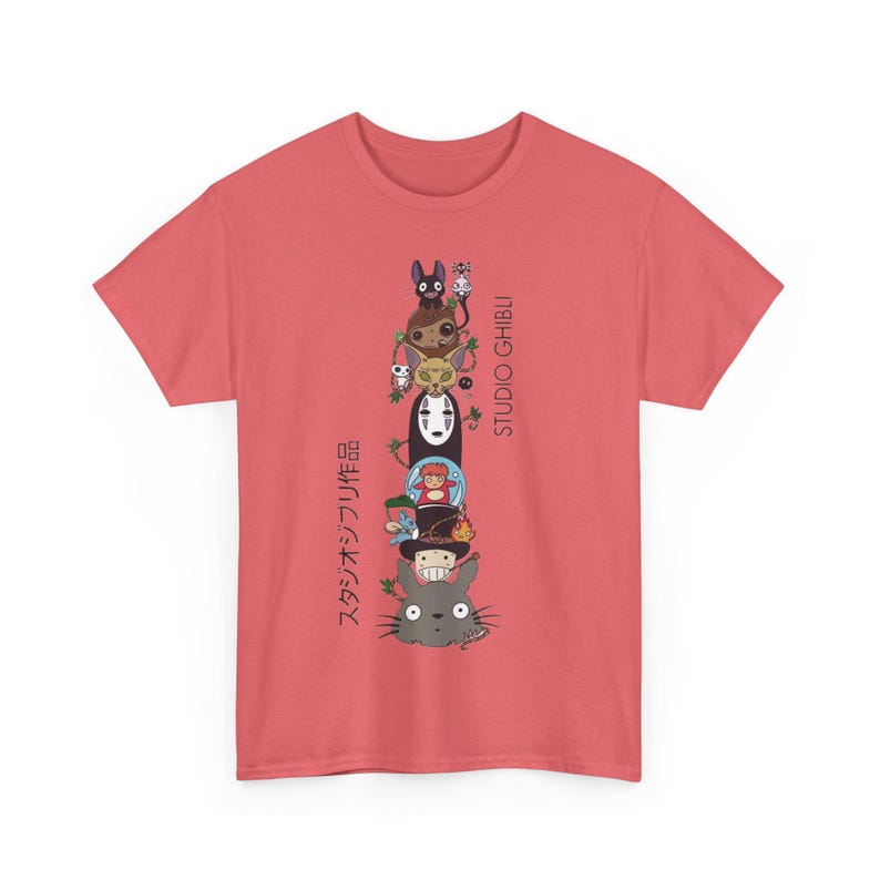 Puede incluir: Camiseta de color coral con un dise&ntilde;o apilado de personajes de Studio Ghibli. El dise&ntilde;o incluye personajes de varias pel&iacute;culas de animaci&oacute;n, con texto japon&eacute;s a la izquierda y "STUDIO GHIBLI" en ingl&eacute;s a la derecha.