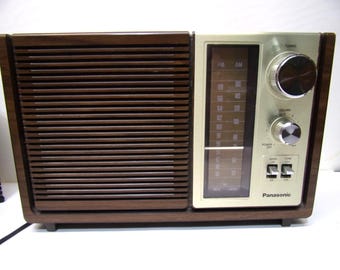 Retro 1960s Panasonic AM / FM Electric Table Top Radio Model RE - 6280