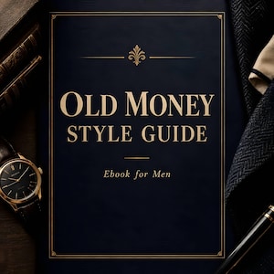 Op de afbeelding: Een donkerblauwe boekomslag met gouden tekst OLD MONEY STYLE GUIDE en Ebook for Men, voorzien van een gouden fleur-de-lis embleem. De omslag is omlijst door een dunne gouden rand en wordt omringd door een polshorloge, een vulpen en textiel.