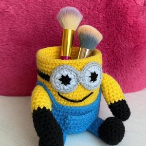 ハンドメイドかぎ針編みの鉛筆立て - 青と黄色のデスクオーガナイザー - メイクブラシやペンの収納 - 毛糸オーガナイザーギフト