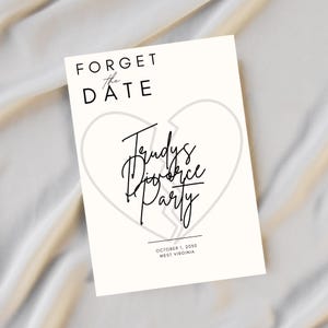 Könnte beinhalten: Eine weiße Karte mit dem Text "FORGET THE DATE" und "Trudy's Divorce Party" in schwarzer Schrift. Eine Grafik eines zerbrochenen Herzens befindet sich hinter dem Text. Das Datum "OCTOBER 1, 2030 WEST VIRGINIA" ist unten aufgedruckt.