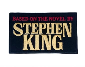 Stephen King Patch gesticktes Eisen / Aufnäher (3,5 Zoll) Classic Horrorfilm / TV inspiriert Writer Emblem Geschenk Aufnäher